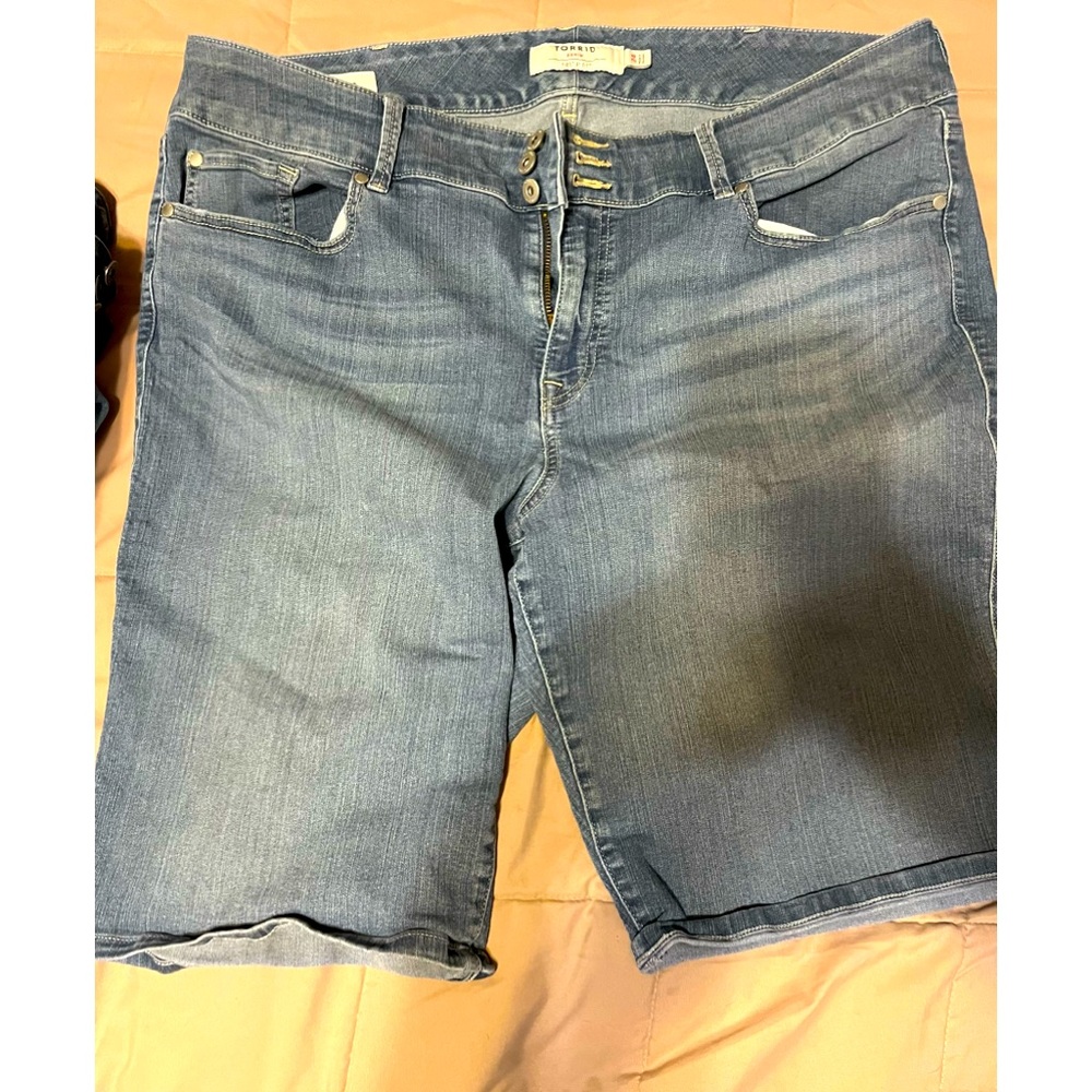 2/$20❤️ EUC torrid Bermuda shorts
